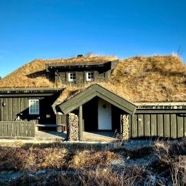 Cabin in magnificent landscape and hot tub inside, hotel v destinácii Kleiv