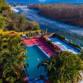 Dhikuli에 위치한 호텔 Flying Sparrow Riverside Resort