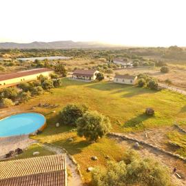Lofts with private outdoor area and swimming-pool in Badesi, hotel in Badesi
