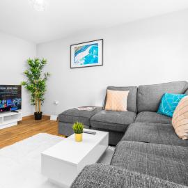 Two Bedroom Apartment - Two Parking Spaces - Fast Wi-Fi 1AS โรงแรมในAmblecote