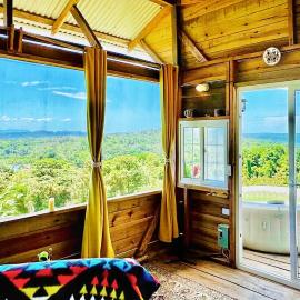 Mountain Chalet with Awesome Sea View, hotel in Loma Partida