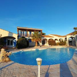 Hacienda Del Sol, beautiful villa with pool, hotel v destinaci Sigean