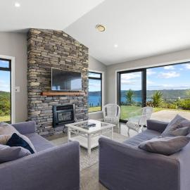 Loch Eagles Retreat with stunning views overlooking Lake Taupo, hotel u gradu Kinloch