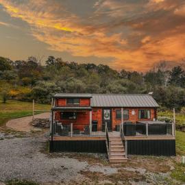 cozy couples getaway, Hot tub, хотел 
