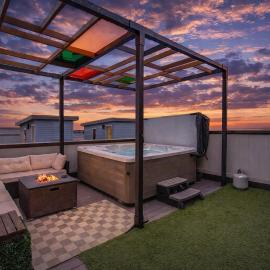 Spacious Denver Home with Private Rooftop Spa, hotel a Denver