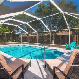 Beach Getaway - Private Heated Pool & 2 King Beds, hotel a Sebastian