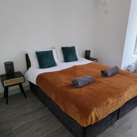 Modern 1 & 2 Bed Apartment - Desborough - Kettering - Sleeps up to 5 - Free Parking, - WIFI - Contractors, Professionals, Families and Relocators - By The Home Makers Hub