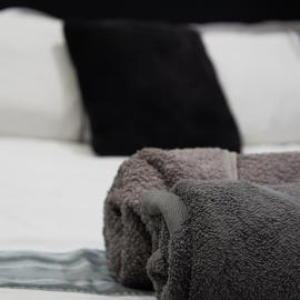Quiet Studio with Workspace Shared Entrance for Contractors and Business Travellers, Hotel in Coventry