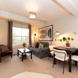 Stunning 1 BR Surbiton with views, near station - Pass the Keys