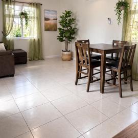 30 mins from Airport Cozy home in gated community, Hotel in Chaguanas