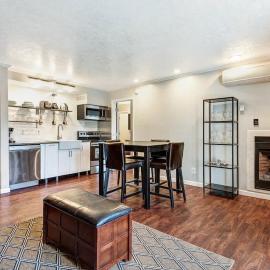 Top Floor Condo near Downtown & Deschutes River, hotel di Bend