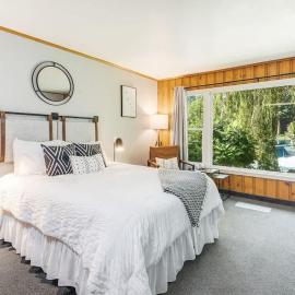 Pet Friendly Riverside Studio in Downtown Bend