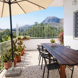 Akrokorinthos View Family House - 3BR - Terrace - Mountain View near Ancient Corinth, hotel in Korinthos