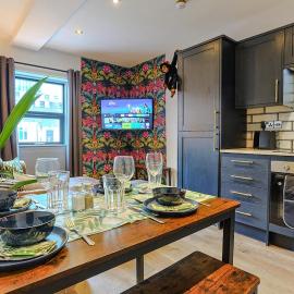 Casa Cabana - Signature Duplex - 3BR - Sleeps 8, hotel in Central Station