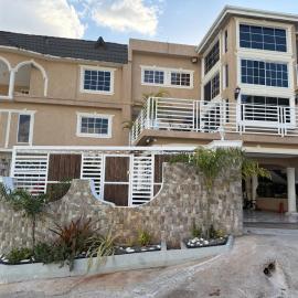 1 BR Love Cube, Hotel in Kingston