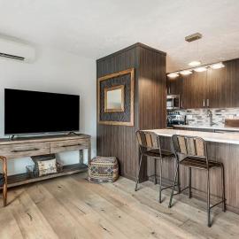 Top Floor Pioneer Park Condo near Downtown, hotel in Bend