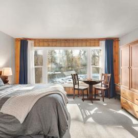 Riverfront Studio with Trail access, hotel a Bend