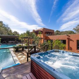 Solterra- Luxury 25m Pool, Spa & Private Acreage Mudjimba - 5min Airport, hotel Mudjimbában
