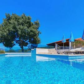 Heritage house Stipanovi dvori with heated pool and jacuzzi, hotel em Donje Rašćane