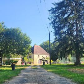 Gîte au bord de l'eau piscine & spa، فندق في Bretenoux
