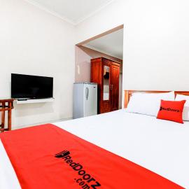 RedDoorz Syariah at Delta Sari Aloha Waru, hotel i Sawotratap