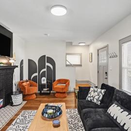 Cozy 2BR Near Ohio State - Private Yard - Parking, hotel in Columbus