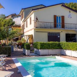 Casa Priora vista Sibillini、Montefortinoのホテル