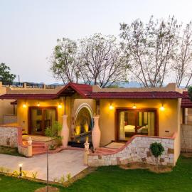 ELIVAAS Signature Tiger Cave Suite with Pvt and Shared Pool On Main Ranthambore Rd, hotel di Khilchipur