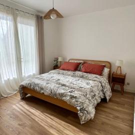 Chambre avec entrée indépendante, SDB privative, piscine et grand garage et proche hyper-centre