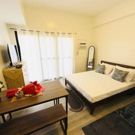 Minimalist unit with Queen bed, fast Wifi and Netflix ready TV, near Citygate Mall and Davao Airport