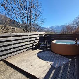 CHALET JACUZZI PRIVE, TERRASSE et VUE MONTAGNE DANS CAMPING 3 ETOILES, מלון בChateauroux-les-Alpes