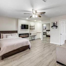 Modern Luxe Studio attached to home near Randolph AFB