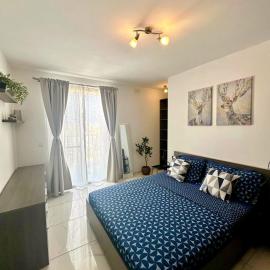 Central, bright top floor apartment, full AC & WiFi