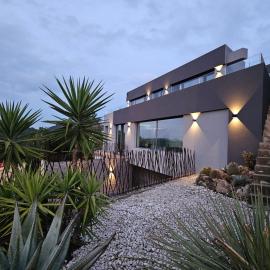 Casa Lou, architect villa with heated pool at Begur, 470m2 โรงแรมในเบกูร์