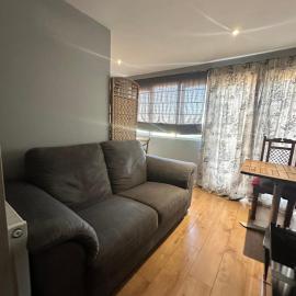Bright double studio with large patio space, hotel in Raynes Park