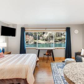 Cozy Studio Cottage on the River