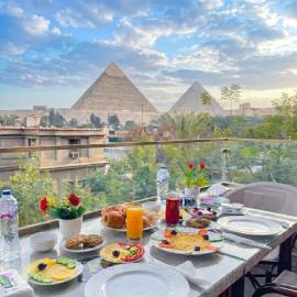 Queen Inn Pyramids View