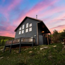 Family Mountain Getaway w Hot Tub and Amazing Views! Close to Hiking & Skiing, ξενοδοχείο σε Idaho Springs