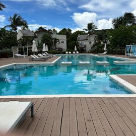 Charming poolside condo in Cap Cove, hotel u gradu Cap Estate