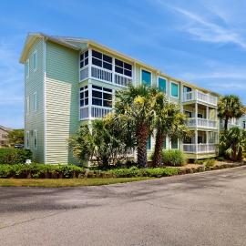 Emerald Isle में, होटल Perfect Beach Getaway With Ocean Views, Balcony, and community amenities