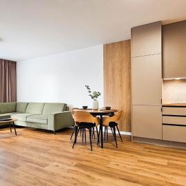 Klimatizovaný Apartmán v parku so záhradou a garážovým parkovaním, hótel í Trnava