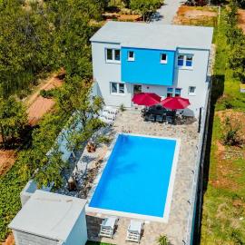 Plava villa swiming pool with house