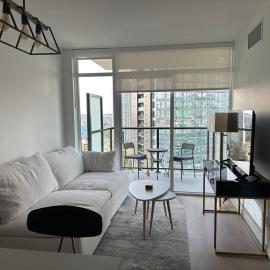 Modern apartment, free parking in King George Hub, hotel di Surrey