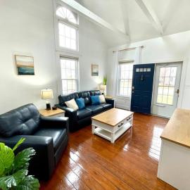 Coastal Cape Cod w/ King Bed, Game Room, & Bikes!, hotel v destinaci Vermilion