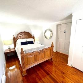 ENTIRE UNIT- Charming Century Home in Harbour Town, hotel v destinaci Vermilion