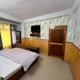 Kailash view, hotel i Sarāhan
