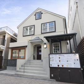 IZA Enoshima Guest House, hotel u gradu 'Fujisawa'