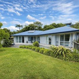 Patons Rock Latitude - Modern Getaway, hotel a Rangihaeata
