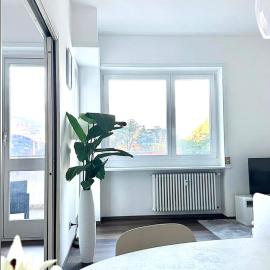 Luxury apartment with view (1min from lake/center), hotel em Como