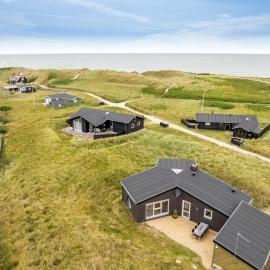 Lovely Hot-Tub House In Klitmøller, 100 Meters From The North Sea, hotel em Thisted